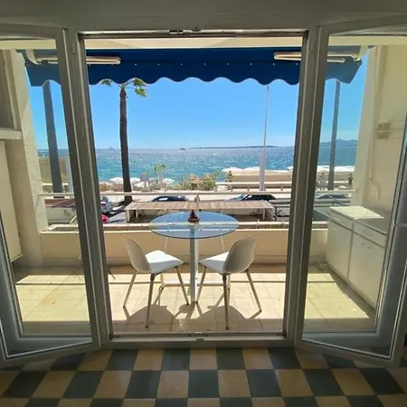 Large On The Seafront Apartment Antibes
